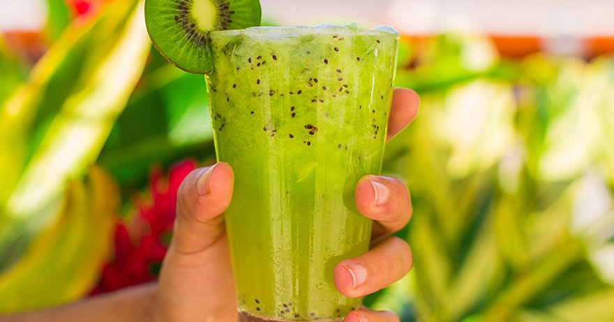 Drinks para fazer em casa: Caipirinha de Kiwi.